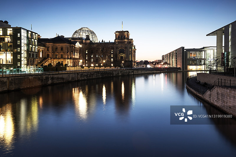 蓝色时分下的德国国会大厦（德国议会大厦）- 柏林，德国图片素材