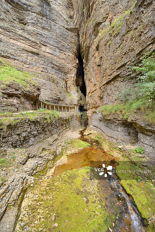 布拉马比奥深渊，地下河的源头洞穴图片素材
