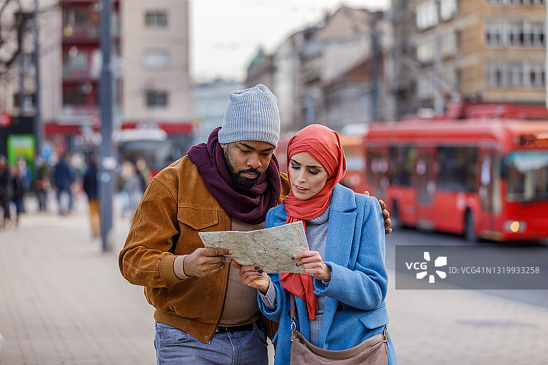 非裔美国男人与穆斯林妻子旅行图片素材