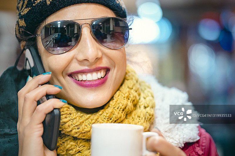 疫情期间使用智能手机的女人图片素材