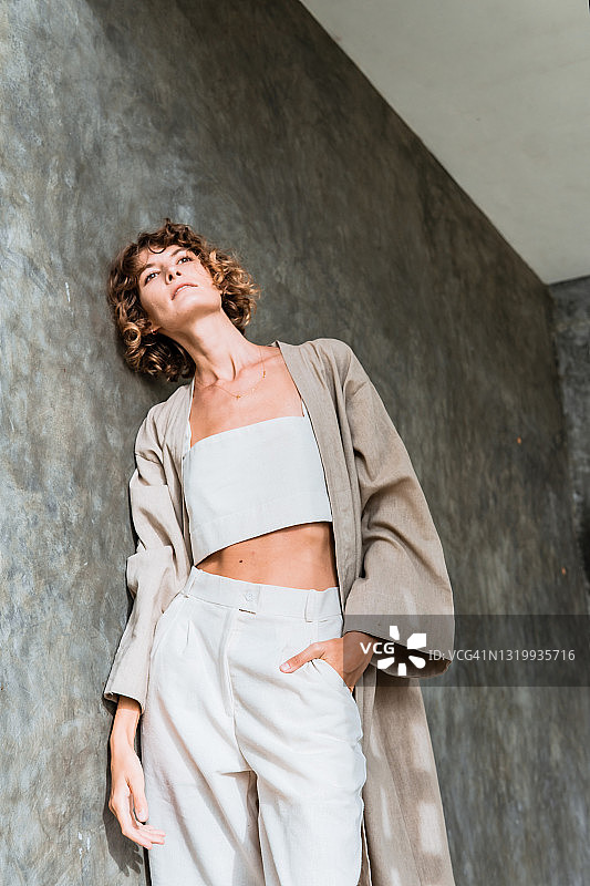 穿着休闲夹克和长裤的年轻女士图片素材