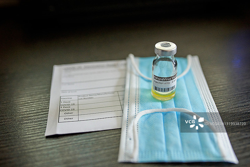 新冠肺炎疫苗接种记录卡和防护口罩，2021年旅行概念图片素材