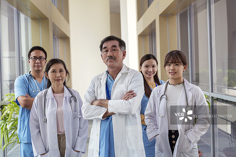 微笑的亚洲医生在医院里图片素材