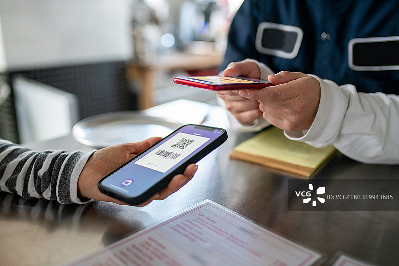 顾客使用智能手机支付图片素材