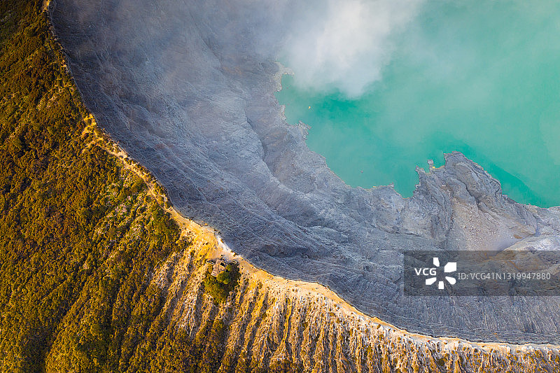 印度尼西亚东爪哇卡瓦伊真火山雾气缭绕的航拍景观图片素材