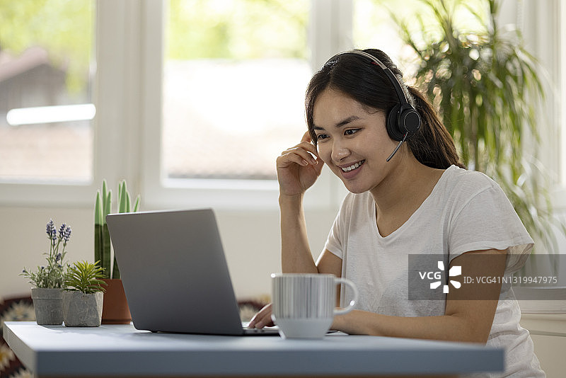 蒙古族年轻快乐的客服支持人员图片素材