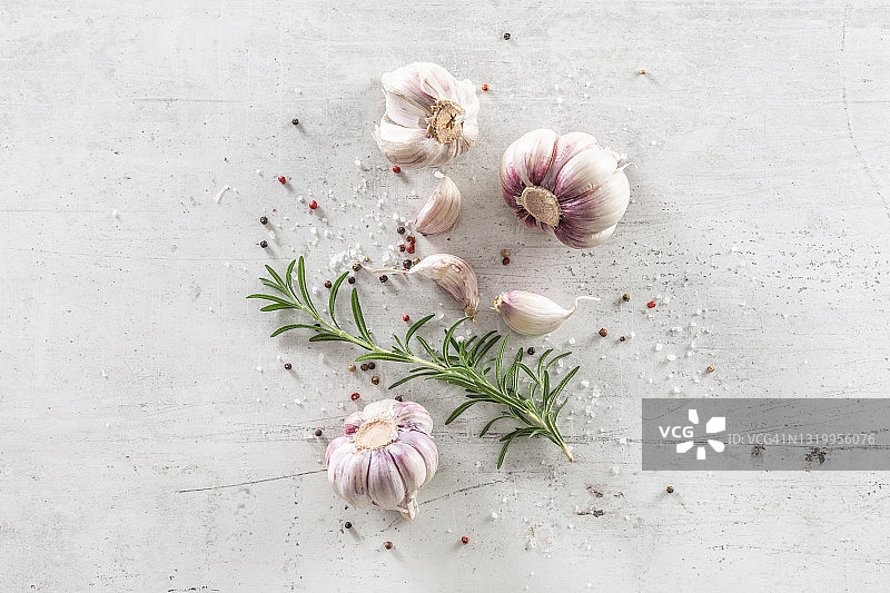 由蒜头、蒜瓣、迷迭香和各种辣椒组成的大蒜食品概念俯视图图片素材