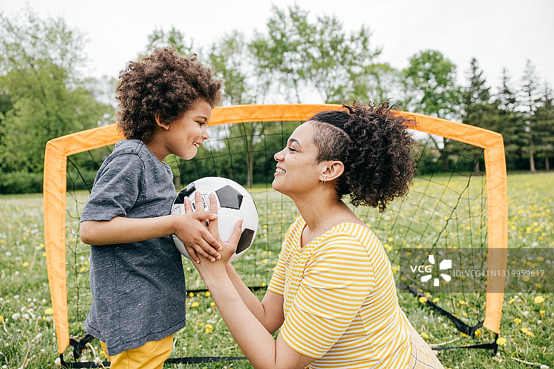 儿童和父母的夏日活动：足球比赛图片素材