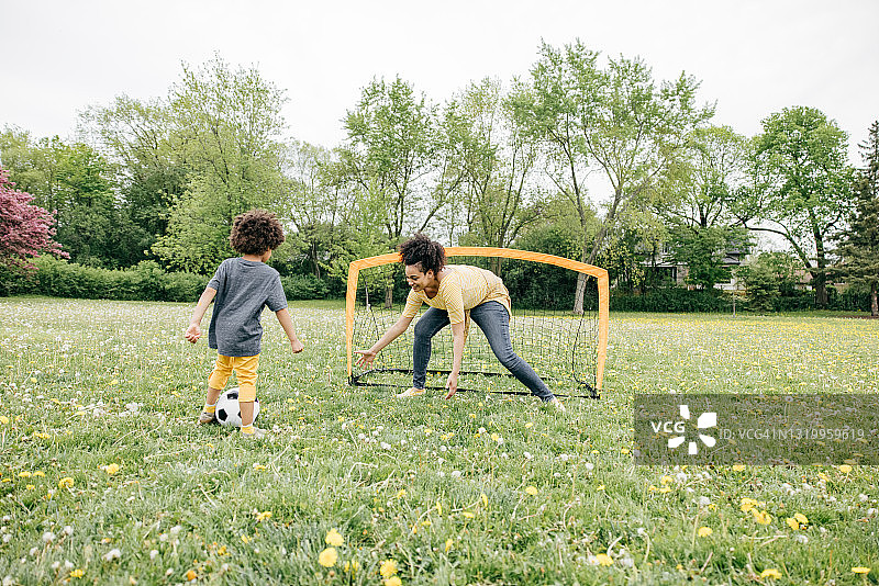 儿童和父母的户外亲子足球活动图片素材