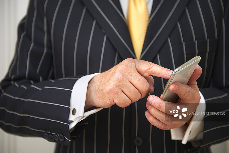 商人使用手机进行网上银行操作图片素材