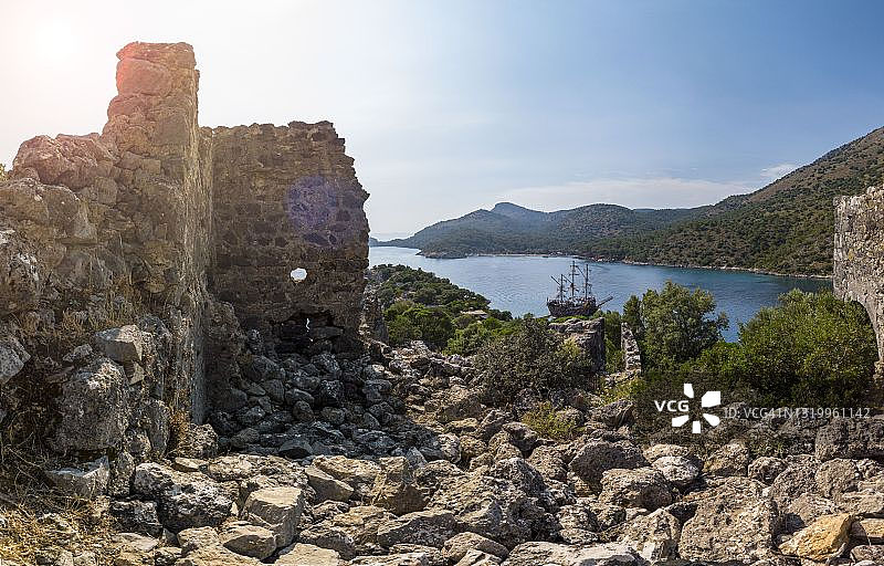 停泊在被古遗址环绕的海湾中的大型帆船图片素材