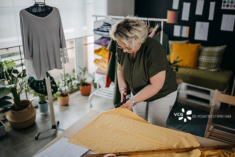 裁缝缝制衣服图片素材
