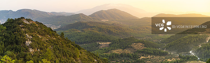 土耳其山坡上的日落光芒图片素材