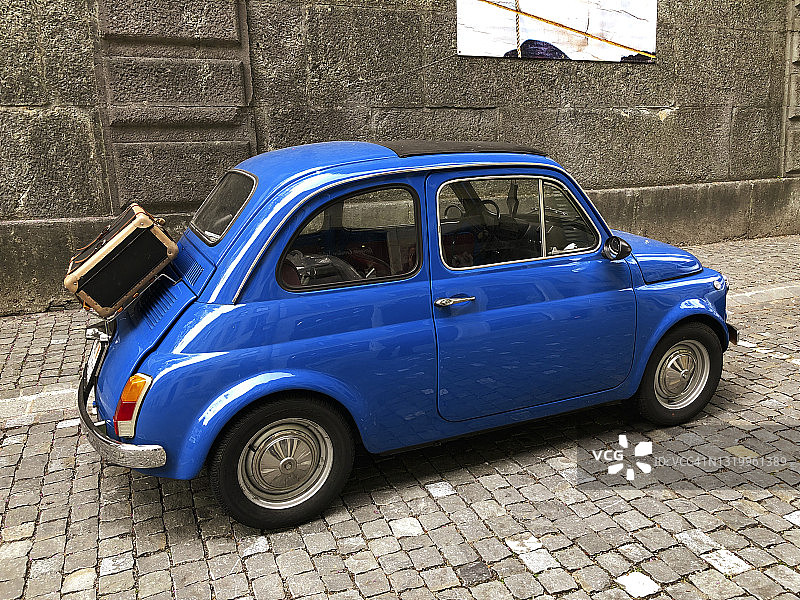 后备箱放着行李箱的复古汽车图片素材