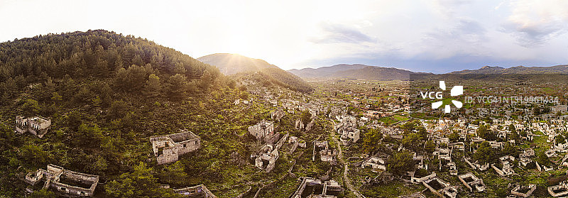 日出时分，山腰上被遗弃小镇的航拍景观图片素材