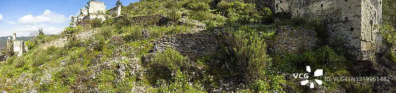 日出时分，山腰上被遗弃小镇的航拍景观图片素材