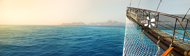 日落时分在海上航行的帆船图片素材