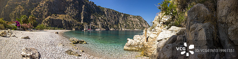 平静的海湾、沙滩和宁静的水面图片素材