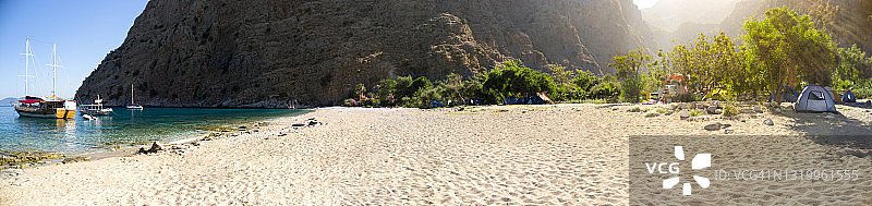 在日出时分，僻静海滩上的帐篷露营图片素材