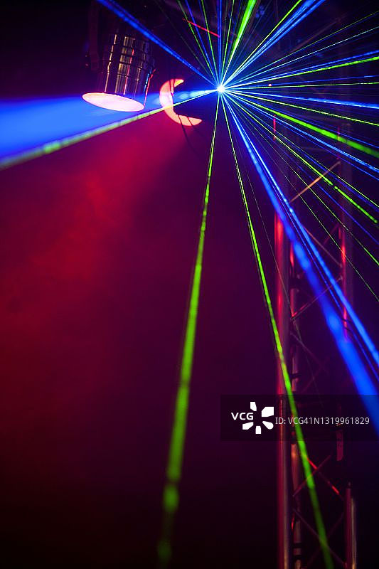 夜总会舞池上的激光灯和烟雾图片素材