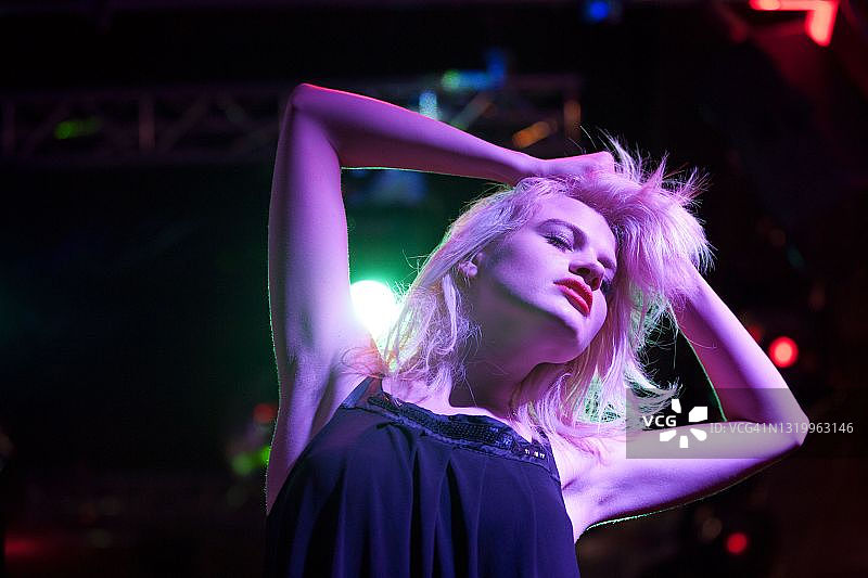 女人在夜总会跳舞图片素材