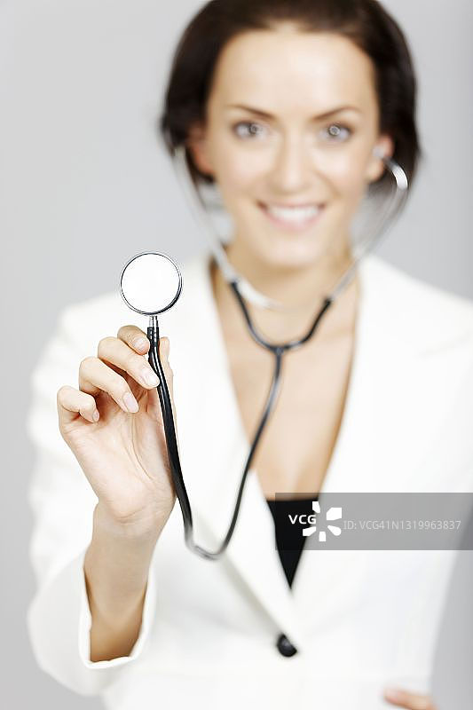 使用听诊器的热心年轻医生图片素材