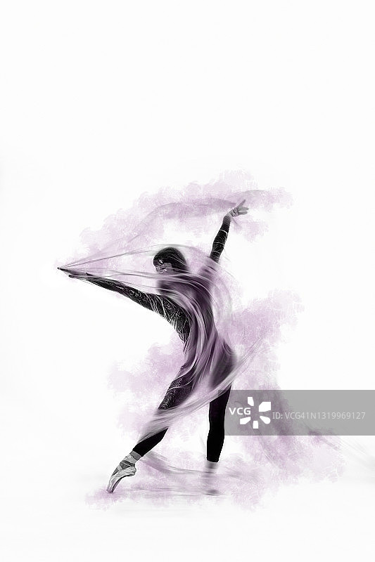 优雅的芭蕾舞演员在粉色烟雾中与透明尼龙共舞图片素材