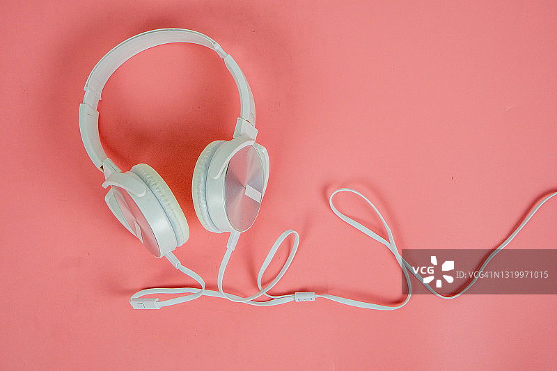 粉色背景上的白色耳机图片素材