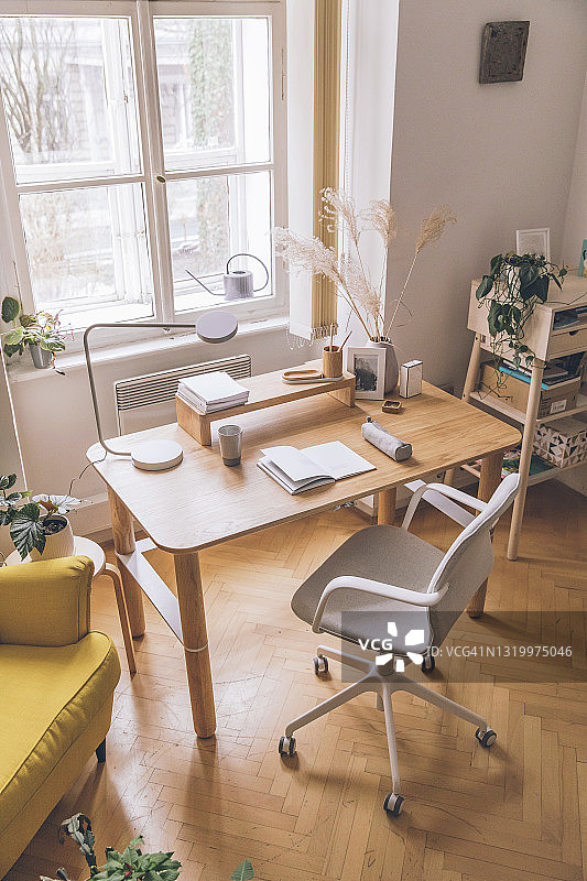 明亮的家庭办公室和窗户图片素材