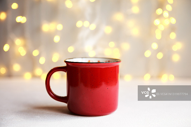木质背景上的圣诞装饰咖啡杯图片素材