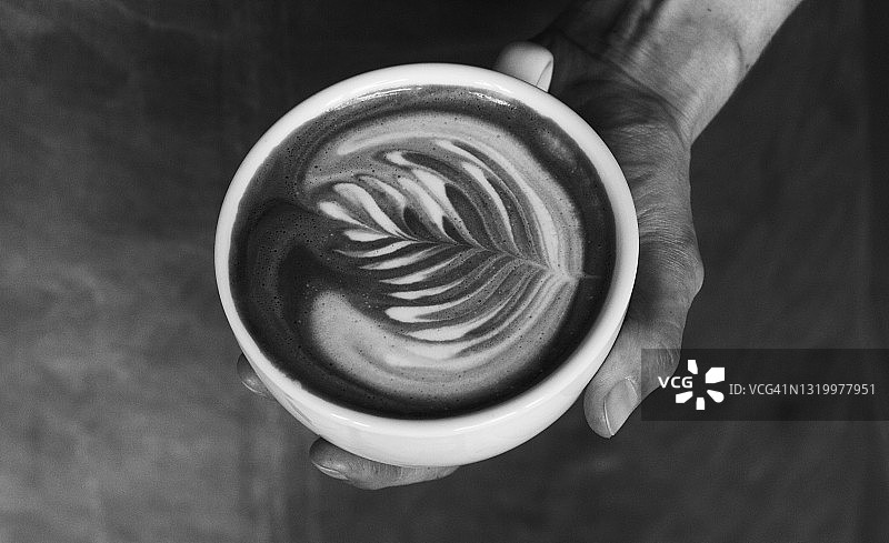 手中的咖啡杯图片素材