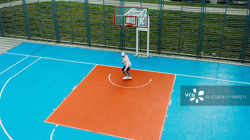 在彩色户外游乐场打篮球的男人的航拍景色图片素材
