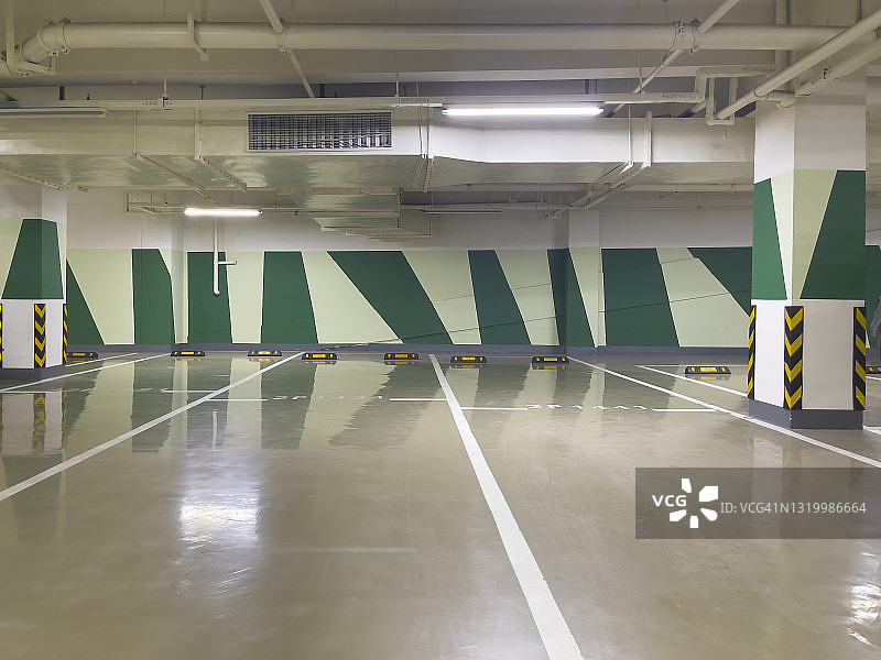 地下车库的停车位图片素材