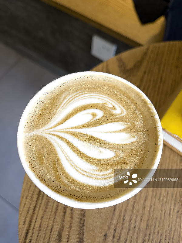 桌子上的拿铁图片素材