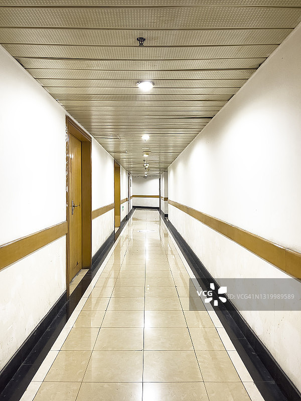 白色墙壁的走廊图片素材