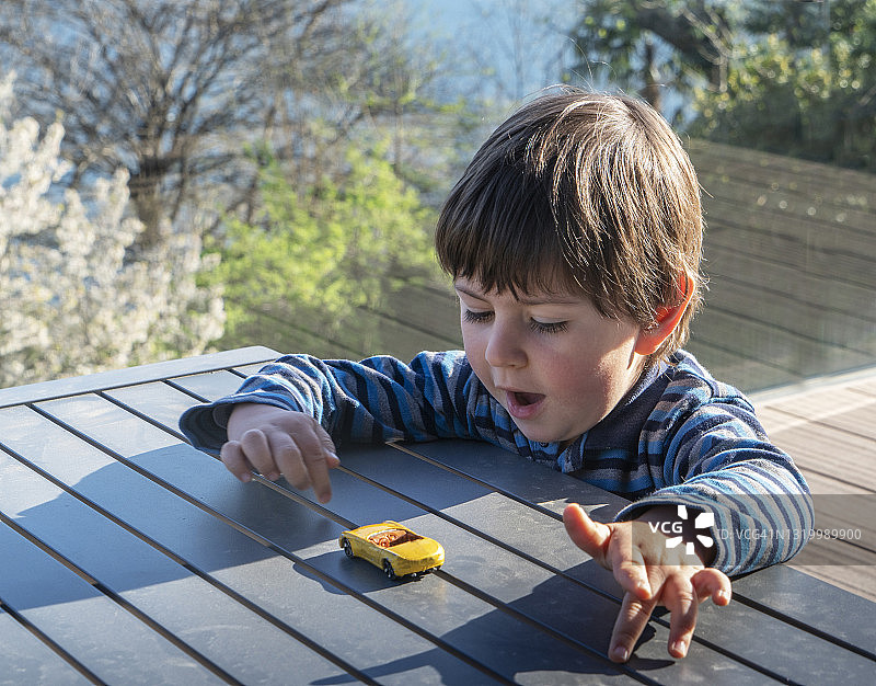 玩玩具汽车的小男孩图片素材