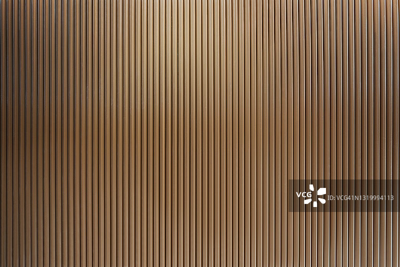 具有灰色地板和银色金属线条墙的未来主义空旷建筑图片素材