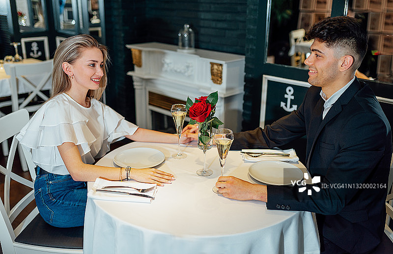 在豪华餐厅用餐的年轻情侣图片素材