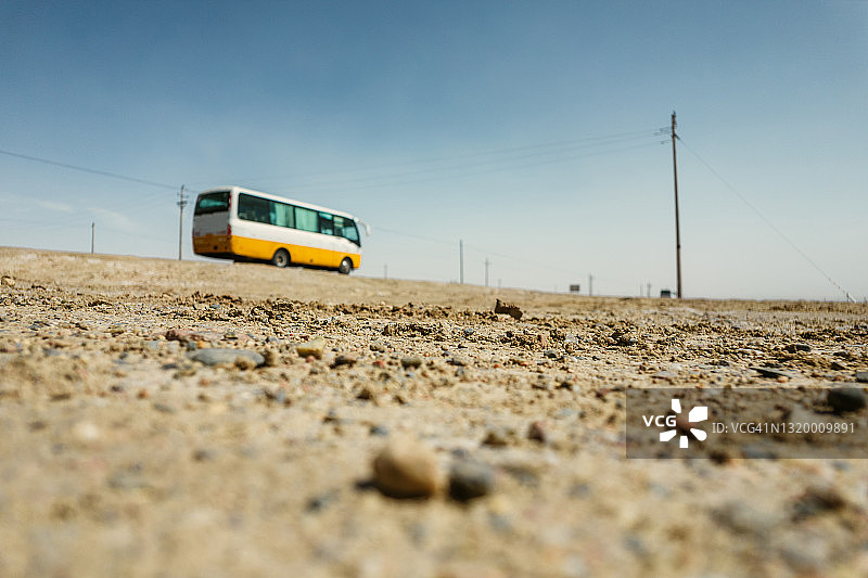 道路上公共汽车的低角度视图图片素材