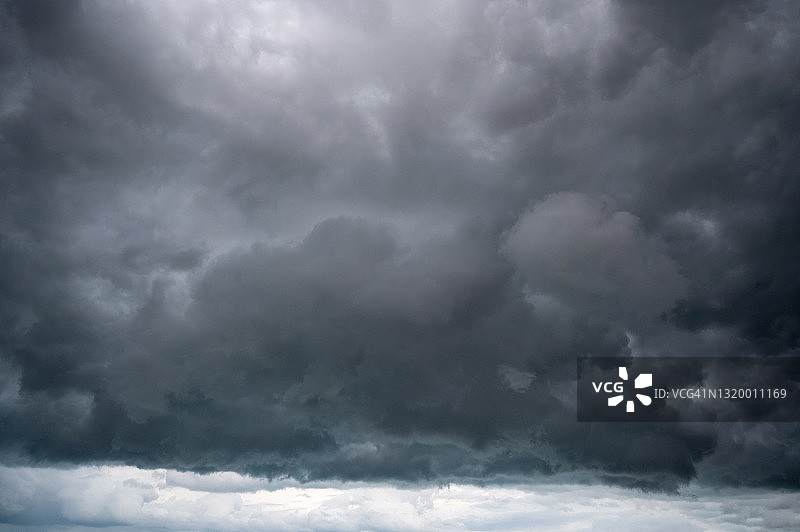 乌云密布，雨季将至图片素材