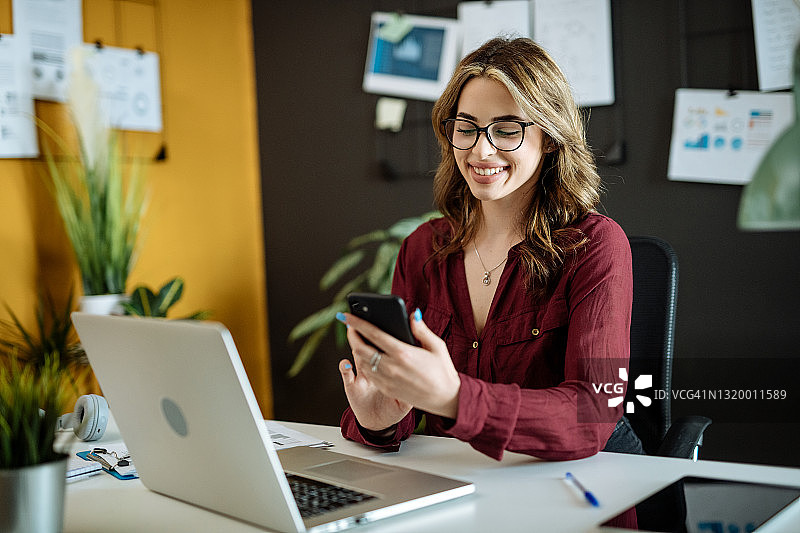 在办公室工作的女商人图片素材