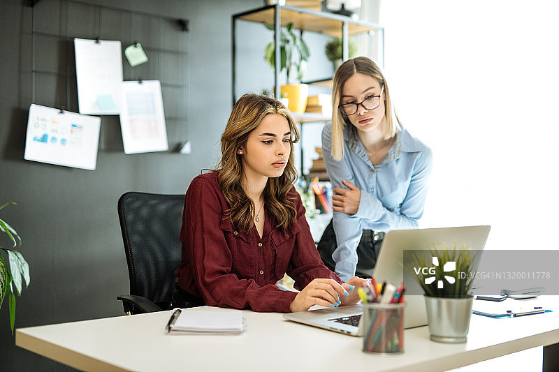重新开放后在办公室一起工作的女商人，面对面进行商务会议图片素材