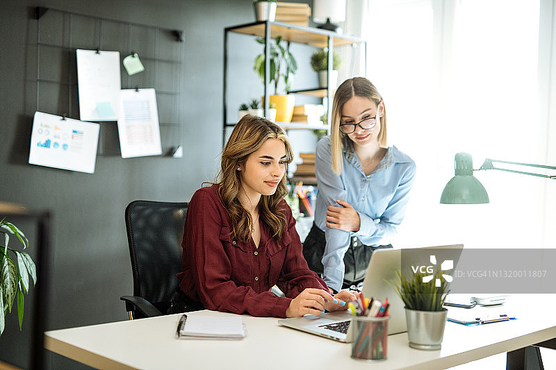 重新开放后在办公室一起工作的女商人，面对面进行商务会议图片素材