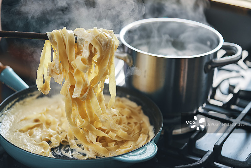 准备奶油培根宽面图片素材