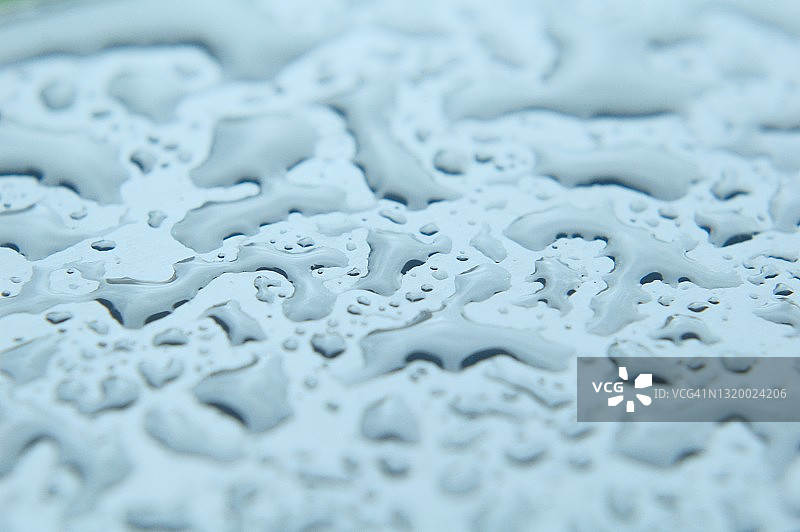 光亮表面的水滴图片素材