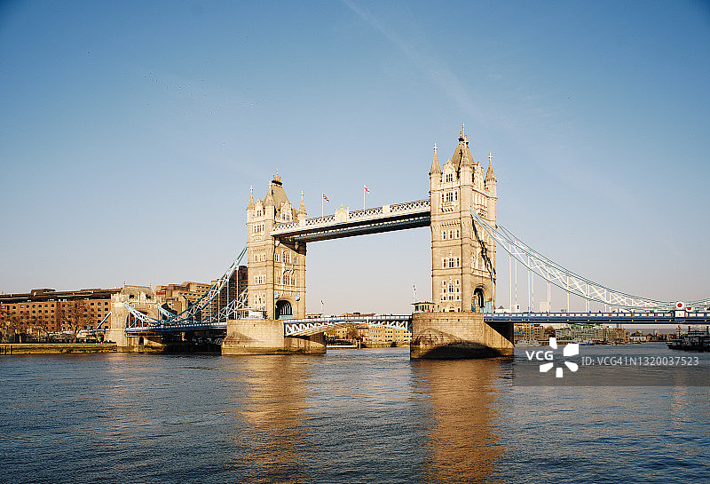 伦敦城市天际线：塔桥与泰晤士河日落景观图片素材