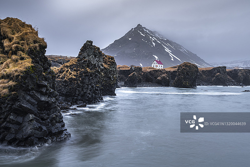 冰岛阿尔纳斯塔皮村和斯塔帕费尔山冬季风光图片素材