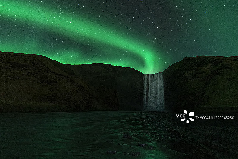 冰岛斯科加瀑布的北极光图片素材