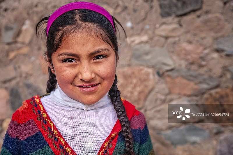秘鲁奇瓦伊附近的年轻秘鲁女孩肖像图片素材