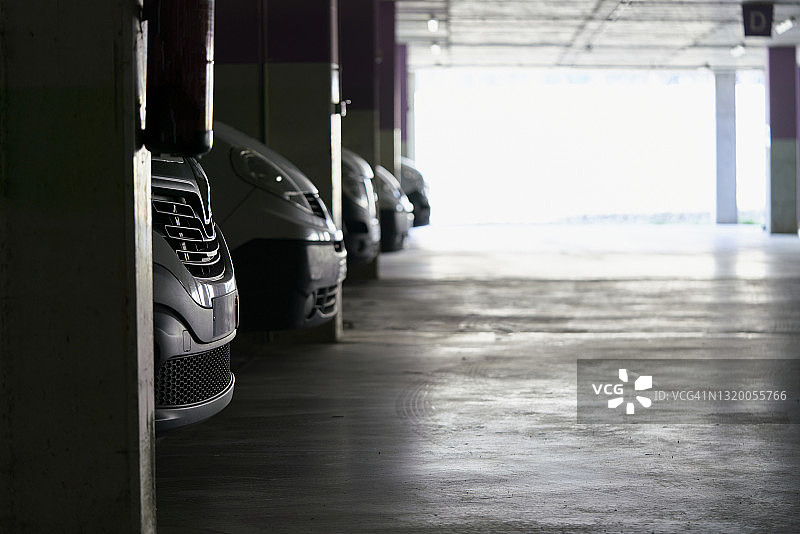 停车场里停放车辆的前保险杠特写图片素材